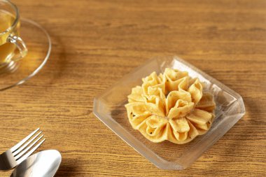 Gevrek nilüfer çiçeği kurabiyebeyaz izole. Tay geleneksel