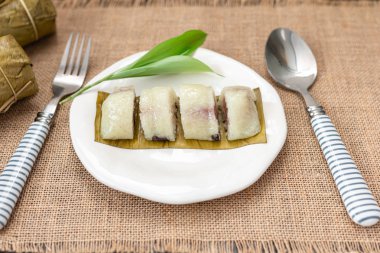 Tay tatlı yapışkan pirinç veya Khao Tom Mad, muz sarılmış 