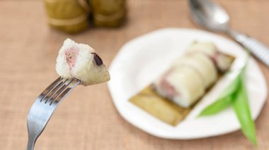 Tay tatlı yapışkan pirinç veya Khao Tom Mad, muz sarılmış 