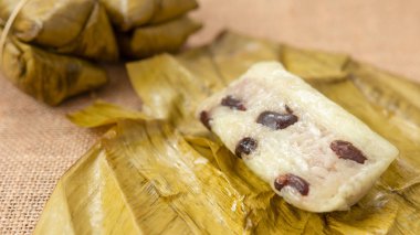 Tay tatlı yapışkan pirinç veya Khao Tom Mad, muz sarılmış 