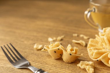 Gevrek lotus çiçeği çerez veya Dok Jog ahşap masa backg üzerinde