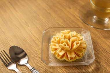 Gevrek nilüfer çiçeği kurabiyebeyaz izole. Tay geleneksel