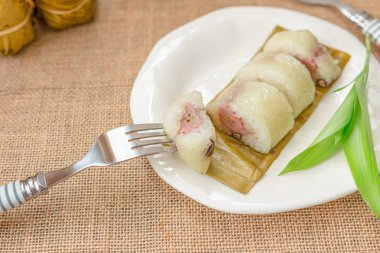 Tay tatlı yapışkan pirinç veya Khao Tom Mad, muz sarılmış 