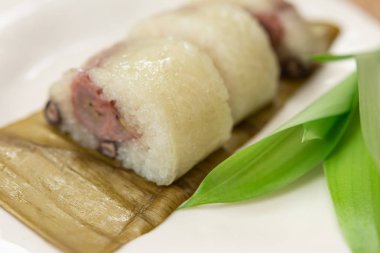 Tay tatlı yapışkan pirinç veya Khao Tom Mad, muz sarılmış 