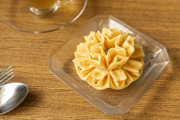 Gevrek nilüfer çiçeği kurabiyebeyaz izole. Tay geleneksel