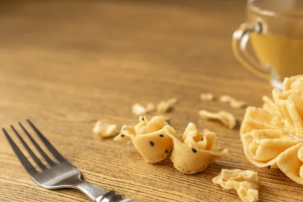 Gevrek lotus çiçeği çerez veya Dok Jog ahşap masa backg üzerinde