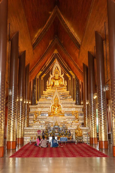 Wat Dhammayan, Buddha statues are enshrined in the pavilion arou — Stock Photo, Image