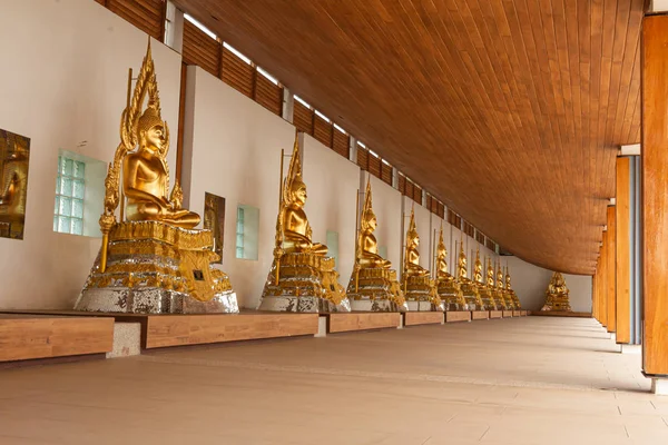 Wat Dhammayan, Buddha statues are enshrined in the pavilion arou — Stock Photo, Image