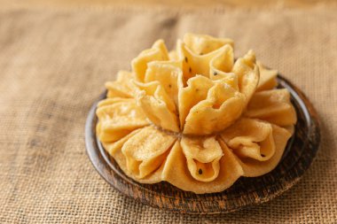 Gevrek nilüfer çiçeği kurabiyebeyaz izole. Tay geleneksel