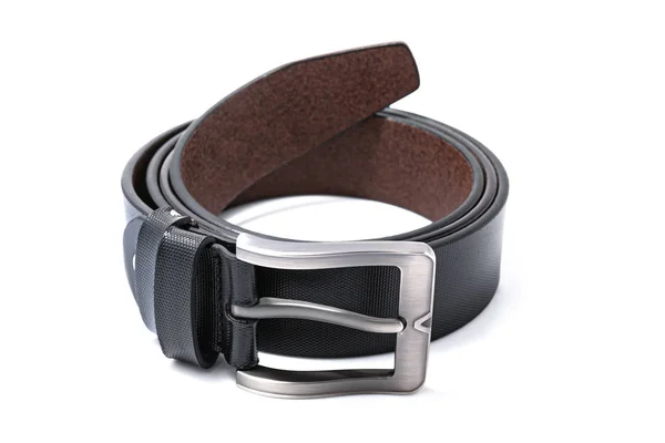 Cinturón de cuero negro retorcido aislado sobre un fondo blanco — Foto de Stock