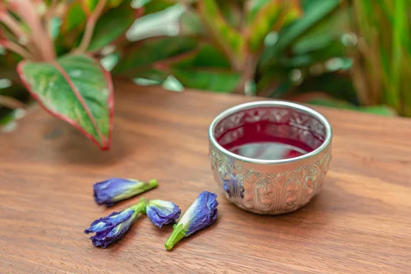 Bebida de guisante azul o flor de guisante mariposa para beber sano en w — Foto de Stock