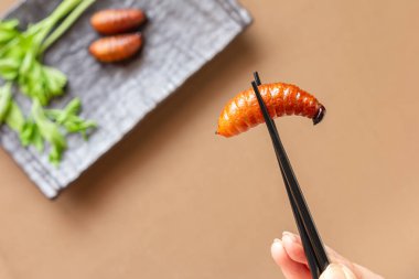 Çubuklardaki ayva larvaları Tayland 'da popülerdir. 