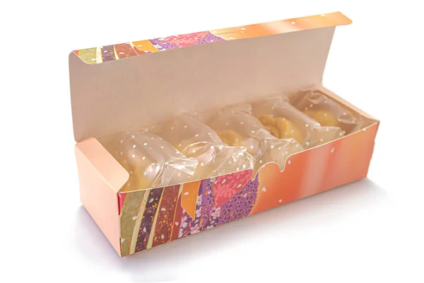 面包塞满了美味的菠萝在一个五彩缤纷的盒子中 与白色背景隔离 有选择的重点 — 图库照片