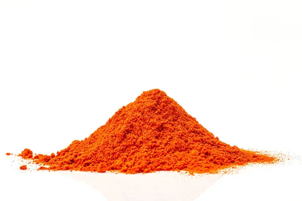 Kırmızı biber tozu yığını beyaz arkaplanda izole edilmiş, üst görünüm