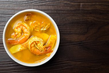 Güney Tayland Baharatlı karides ve Hindistan cevizi ile sarı köri Sh ekşi