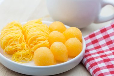 Yumurta sarısı ve şeker beyaz plaka üzerinde yapılmış Tay tatlı