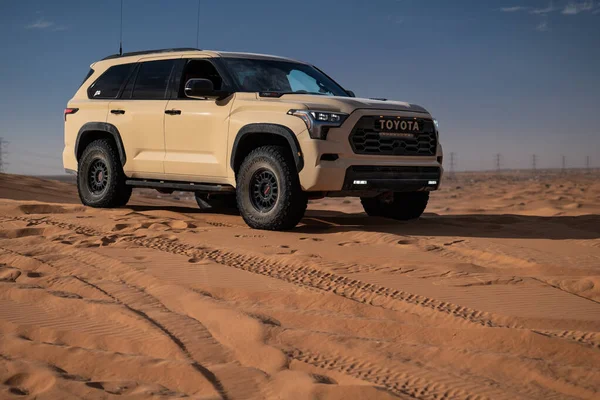 Toyota SUV çölde, Suudi Arabistan 'da. Güçlü Toyota SUV Suudi Arabistan 'da çöl kumu boyunca sürüyor. Açık gökyüzü ve kum tepeleriyle Arap çölünde off-road macerası. Yüksek kalite fotoğraf