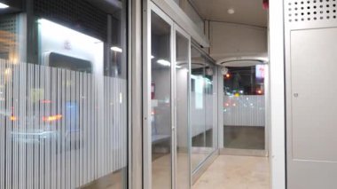 Riyad 'daki modern otobüs durağı. Suudi Arabistan 'ın Riyad kentindeki modern kapalı otobüs durağı gece aydınlandı. Şehir gelişimini ve toplu taşıma altyapısını yansıtan çağdaş bir tasarım