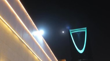 Suudi Arabistan, Riyad 'daki ikonik Krallık Merkezi Kulesi' nin gece görüşü. Suudi Arabistan, Riyad 'daki ikonik Krallık Merkezi Kulesi' nin gece görüşü. Aydınlatılmış gökdelen en büyük şehirlerden biridir.