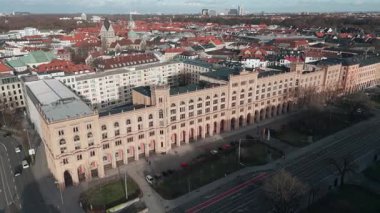 Bir İHA 'dan Münih şehir manzarası videosu. Münih, Almanya 'nın hava panoramik manzarası, tarihi binalar, yerleşim çatıları ve insansız hava aracından elde edilen şehir manzarası. Yüksek kalite 4k görüntü