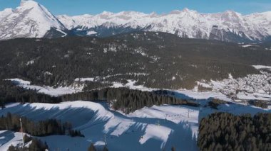 Almanya 'nın Bavyera Alpleri' ndeki Karlı Dağ manzarası. İnsansız hava aracı videosu. Almanya 'nın Bavyera Alpleri' ndeki karla kaplı dağların ve yemyeşil ağaçların kış manzarası. Açık mavi manzaralı Alp manzarası