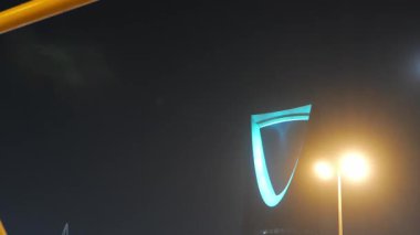 Suudi Arabistan, Riyad 'daki ikonik Krallık Merkezi Kulesi' nin gece görüşü. Suudi Arabistan, Riyad 'daki ikonik Krallık Merkezi Kulesi' nin gece görüşü. Aydınlatılmış gökdelen en büyük şehirlerden biridir.