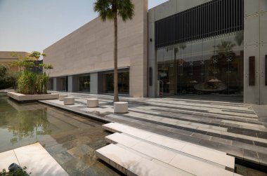 Suudi Arabistan 'ın Modern Alışveriş Bölgesi. Suudi Arabistan 'ın modern alışveriş bölgesi şık mimarisi, palmiye çizgili sokakları ve canlı şehir tasarımı ile. Geleneğin mükemmel bir karışımı ve...