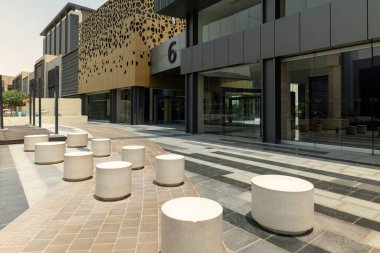 Suudi Arabistan 'ın Modern Alışveriş Bölgesi. Suudi Arabistan 'ın modern alışveriş bölgesi şık mimarisi, palmiye çizgili sokakları ve canlı şehir tasarımı ile. Geleneğin mükemmel bir karışımı ve...