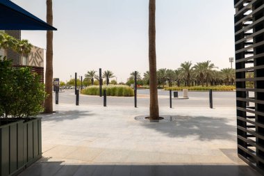 Suudi Arabistan 'ın Modern Alışveriş Bölgesi. Suudi Arabistan 'ın modern alışveriş bölgesi şık mimarisi, palmiye çizgili sokakları ve canlı şehir tasarımı ile. Geleneğin mükemmel bir karışımı ve...