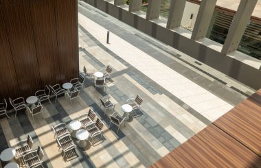 Suudi Arabistan 'ın Modern Alışveriş Bölgesi. Suudi Arabistan 'ın modern alışveriş bölgesi şık mimarisi, palmiye çizgili sokakları ve canlı şehir tasarımı ile. Geleneğin mükemmel bir karışımı ve...