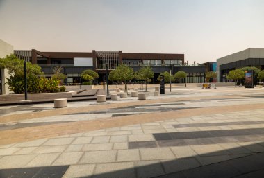 Suudi Arabistan 'ın Modern Alışveriş Bölgesi. Suudi Arabistan 'ın modern alışveriş bölgesi şık mimarisi, palmiye çizgili sokakları ve canlı şehir tasarımı ile. Geleneğin mükemmel bir karışımı ve...