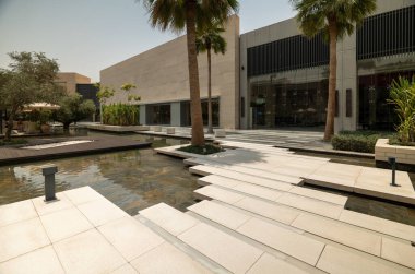 Suudi Arabistan 'ın Modern Alışveriş Bölgesi. Suudi Arabistan 'ın modern alışveriş bölgesi şık mimarisi, palmiye çizgili sokakları ve canlı şehir tasarımı ile. Geleneğin mükemmel bir karışımı ve...