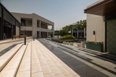 Suudi Arabistan 'ın Modern Alışveriş Bölgesi. Suudi Arabistan 'ın modern alışveriş bölgesi şık mimarisi, palmiye çizgili sokakları ve canlı şehir tasarımı ile. Geleneğin mükemmel bir karışımı ve...