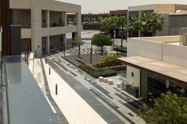 Suudi Arabistan 'ın Modern Alışveriş Bölgesi. Suudi Arabistan 'ın modern alışveriş bölgesi şık mimarisi, palmiye çizgili sokakları ve canlı şehir tasarımı ile. Geleneğin mükemmel bir karışımı ve...