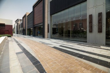 Suudi Arabistan 'ın Modern Alışveriş Bölgesi. Suudi Arabistan 'ın modern alışveriş bölgesi şık mimarisi, palmiye çizgili sokakları ve canlı şehir tasarımı ile. Geleneğin mükemmel bir karışımı ve...