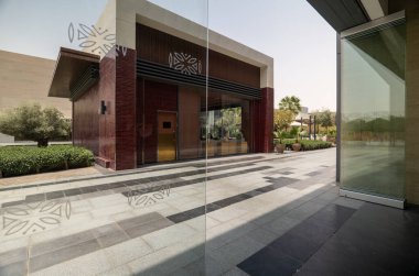 Suudi Arabistan 'ın Modern Alışveriş Bölgesi. Suudi Arabistan 'ın modern alışveriş bölgesi şık mimarisi, palmiye çizgili sokakları ve canlı şehir tasarımı ile. Geleneğin mükemmel bir karışımı ve...