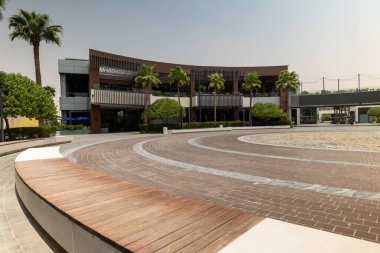 Suudi Arabistan 'ın Modern Alışveriş Bölgesi. Suudi Arabistan 'ın modern alışveriş bölgesi şık mimarisi, palmiye çizgili sokakları ve canlı şehir tasarımı ile. Geleneğin mükemmel bir karışımı ve...