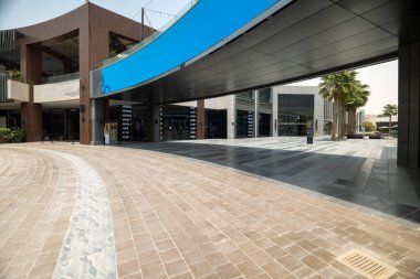 Suudi Arabistan 'ın Modern Alışveriş Bölgesi. Suudi Arabistan 'ın modern alışveriş bölgesi şık mimarisi, palmiye çizgili sokakları ve canlı şehir tasarımı ile. Geleneğin mükemmel bir karışımı ve...