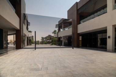 Suudi Arabistan 'ın Modern Alışveriş Bölgesi. Suudi Arabistan 'ın modern alışveriş bölgesi şık mimarisi, palmiye çizgili sokakları ve canlı şehir tasarımı ile. Geleneğin mükemmel bir karışımı ve...