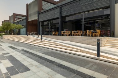 Suudi Arabistan 'ın Modern Alışveriş Bölgesi. Suudi Arabistan 'ın modern alışveriş bölgesi şık mimarisi, palmiye çizgili sokakları ve canlı şehir tasarımı ile. Geleneğin mükemmel bir karışımı ve...