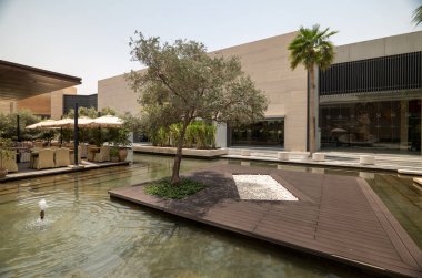 Suudi Arabistan 'ın Modern Alışveriş Bölgesi. Suudi Arabistan 'ın modern alışveriş bölgesi şık mimarisi, palmiye çizgili sokakları ve canlı şehir tasarımı ile. Geleneğin mükemmel bir karışımı ve...