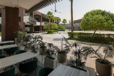 Suudi Arabistan 'ın Modern Alışveriş Bölgesi. Suudi Arabistan 'ın modern alışveriş bölgesi şık mimarisi, palmiye çizgili sokakları ve canlı şehir tasarımı ile. Geleneğin mükemmel bir karışımı ve...