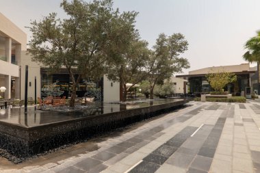 Suudi Arabistan 'ın Modern Alışveriş Bölgesi. Suudi Arabistan 'ın modern alışveriş bölgesi şık mimarisi, palmiye çizgili sokakları ve canlı şehir tasarımı ile. Geleneğin mükemmel bir karışımı ve...