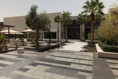 Suudi Arabistan 'ın Modern Alışveriş Bölgesi. Suudi Arabistan 'ın modern alışveriş bölgesi şık mimarisi, palmiye çizgili sokakları ve canlı şehir tasarımı ile. Geleneğin mükemmel bir karışımı ve...