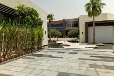 Suudi Arabistan 'ın Modern Alışveriş Bölgesi. Suudi Arabistan 'ın modern alışveriş bölgesi şık mimarisi, palmiye çizgili sokakları ve canlı şehir tasarımı ile. Geleneğin mükemmel bir karışımı ve...