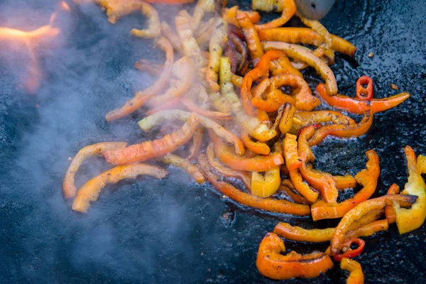 Pimentas Assadas Grelhadas Uma Frigideira Quente Fogo Aberto — Fotografia de Stock