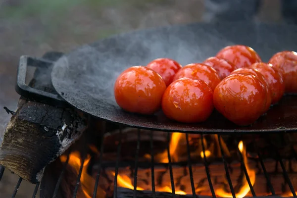 Grelhado Assado Tomatado Uma Frigideira Quente Fogo Aberto — Fotografia de Stock