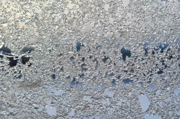 窓からすの上のアイシング 青い空を背景に冬の霜します — ストック写真