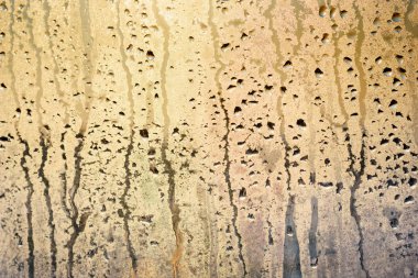 Yağmur damlaları ve pencere cam arka plan, altın ve gümüş renkleri donmuş su