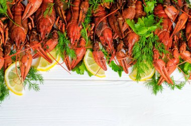 Rezene (dereotu) ve limon tarafında Beyaz ahşap zemin üzerine haşlanmış lezzetli nehir kerevit